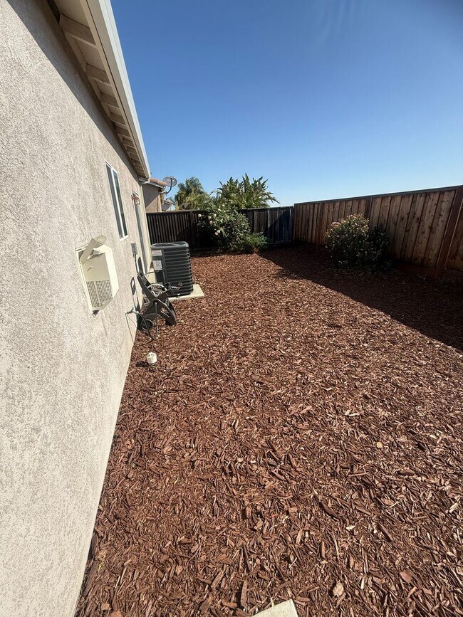 Building Photo - HALF OFF 1st Monts Rent 55+ Gated Community Beautiful 3 Bed / 2 Bath Home in Desirable