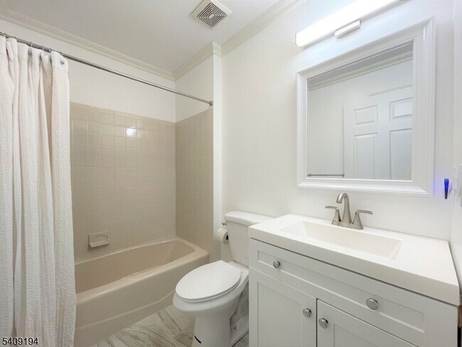 Building Photo - 11 Magnolia Ln