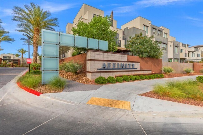 Building Photo - Luxurious, Modern, Completely Renovated 3 ...