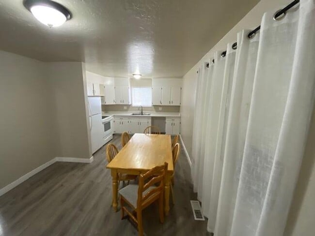Building Photo - 3 Bedroom 2 Bath Single Family Home