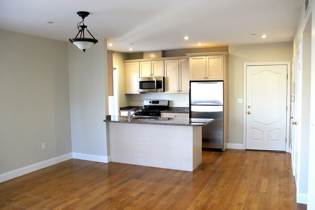 Building Photo - 1522 VFW Pky