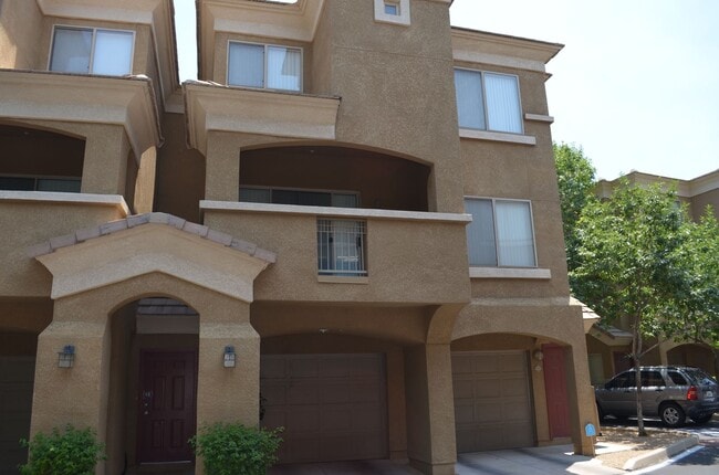 MOVE IN Special!! Biltmore 2 bedroom! - MOVE IN Special!!  Biltmore 2 bedroom!