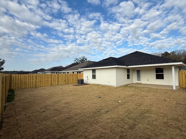 Building Photo - 3 Bedroom 2 Bath In Savannah Station