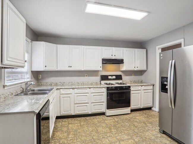 Building Photo - 3 Bedroom Duplex in Decatur