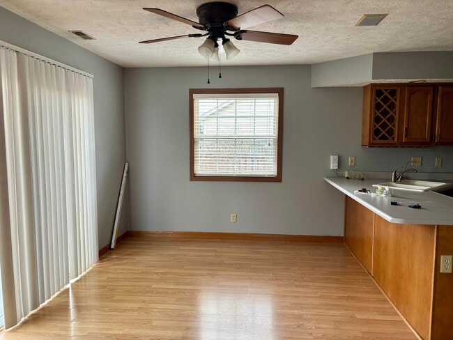 Building Photo - 3-Bed 2-Bath Fenced Yard Ranch Home