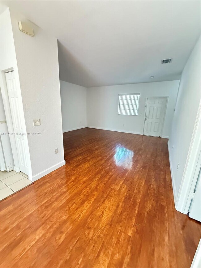 Building Photo - 373 NE 26th Pl