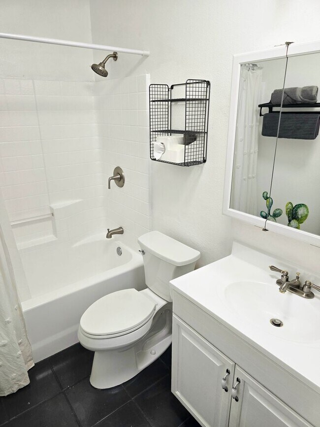 Building Photo - Furnished 3 Bedroom 2 Bathroom Home