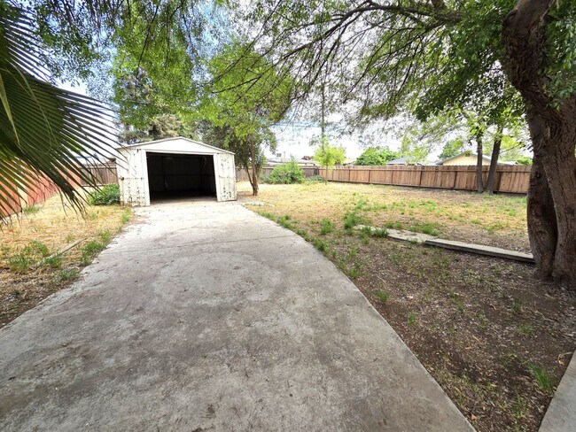 Building Photo - 4 Bedroom 2 Bath Home