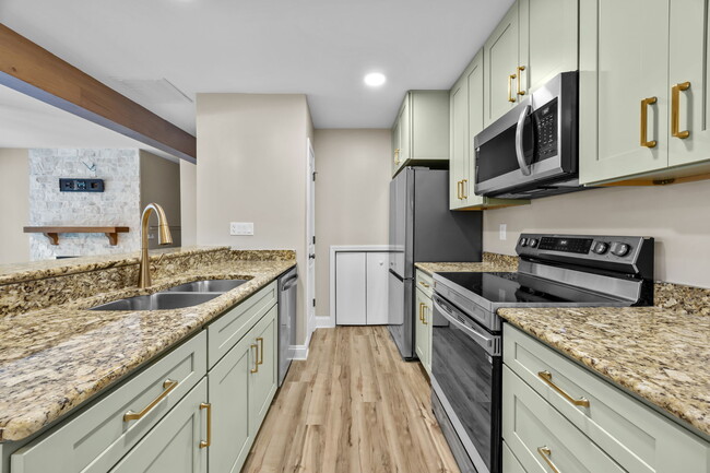 Building Photo - 425 W 8th St