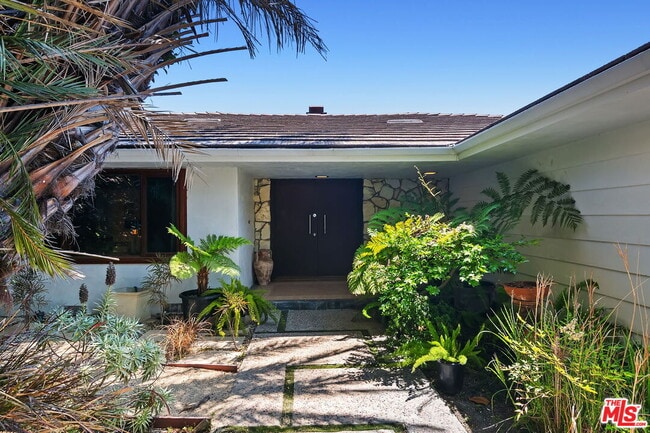 Building Photo - 1166 Las Pulgas Pl