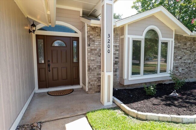 Building Photo - 3200 Red Bay Dr