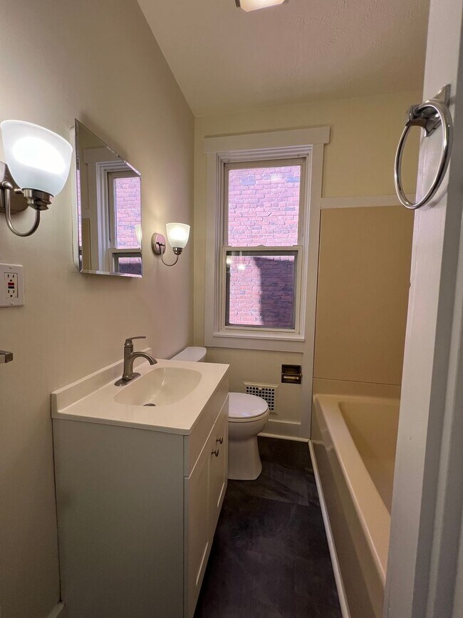 Building Photo - Now showing 2BR 1 Bath Townhouse!