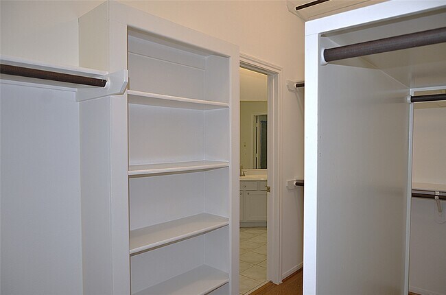 Building Photo - 218 Heathbrook Ln