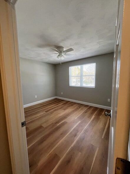 Large Second bedroom (10.9'x13') - 489 Boston Neck Rd