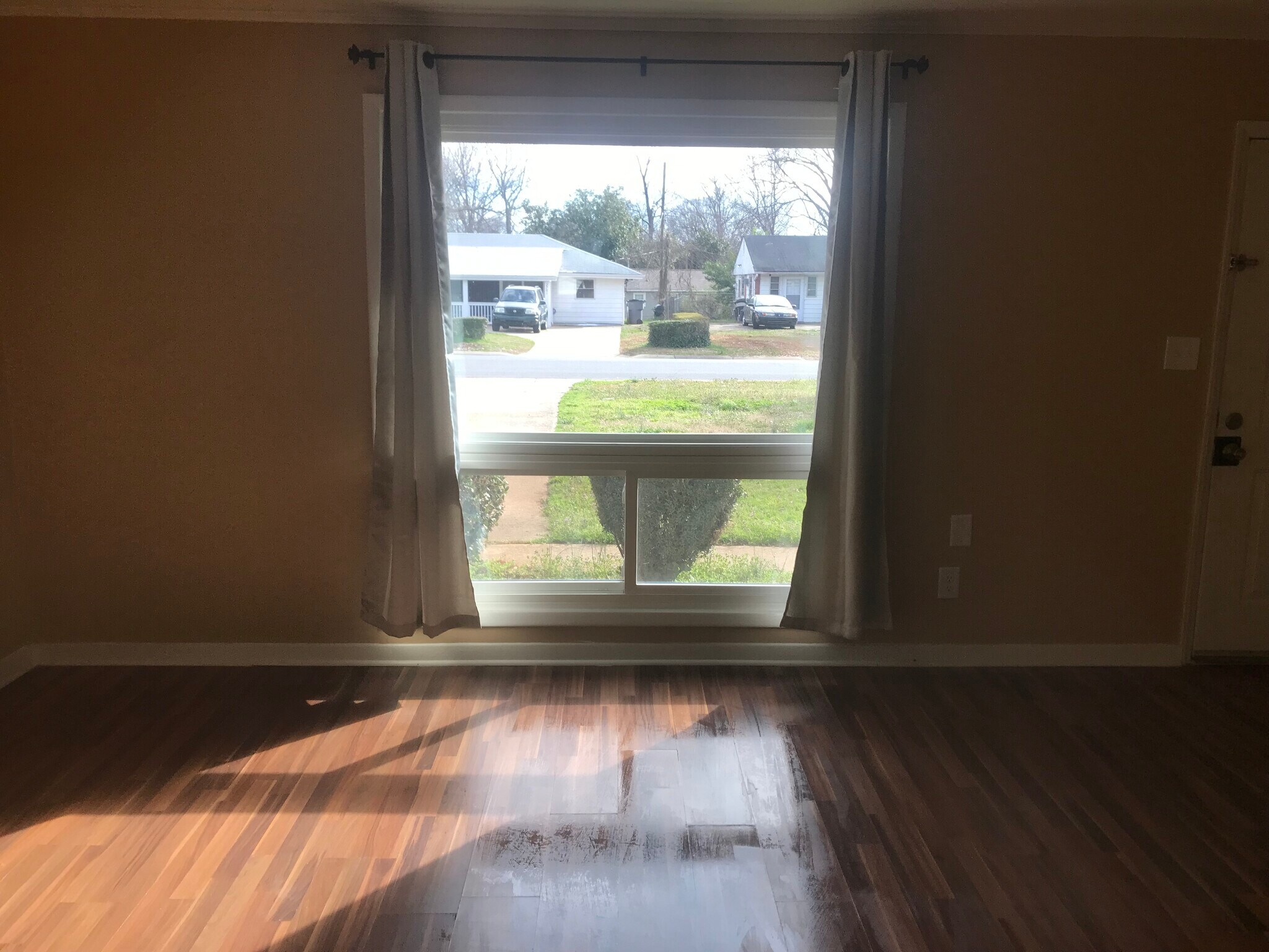 Living Room - 2708 Lasalle St