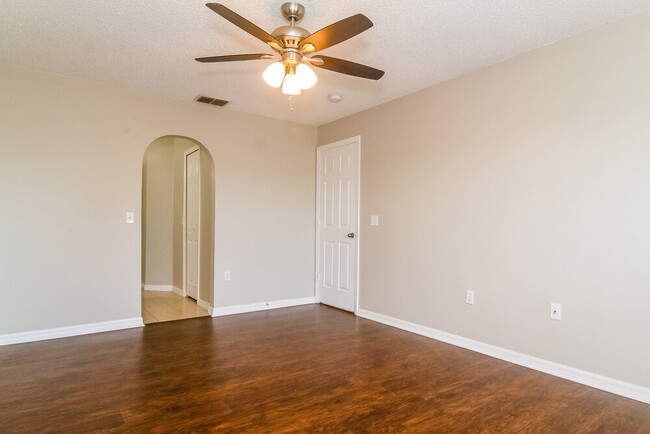 Building Photo - 4429 Stonemeadow Dr