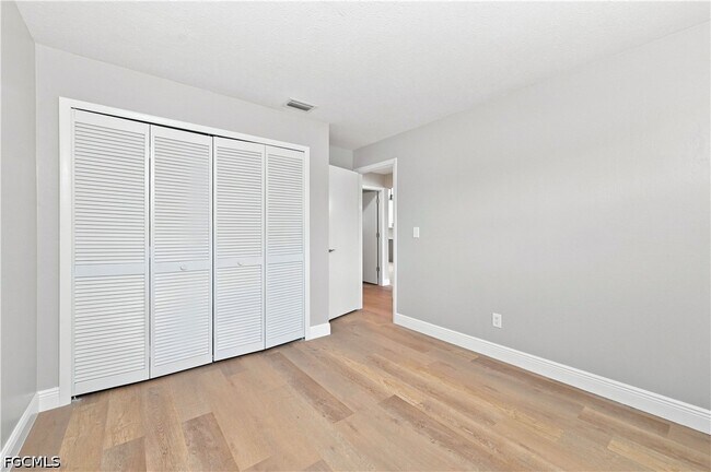 Building Photo - 903 SE 20th Ct