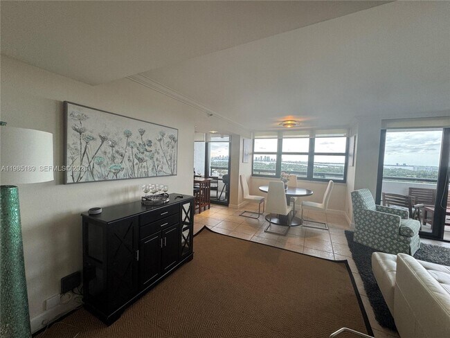 Building Photo - 2555 Collins Ave