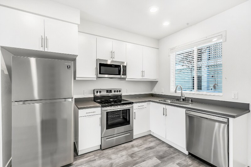 Building Photo - 1249 W 39th Pl