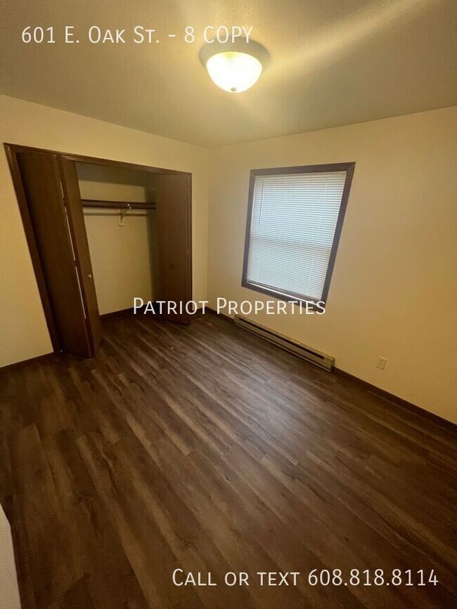 Building Photo - 601 E Oak St