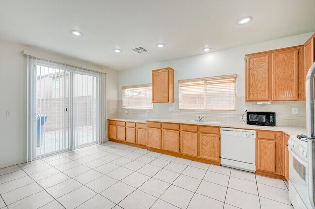 Building Photo - Beautiful 3 bedroom/2.5 baths located acro...
