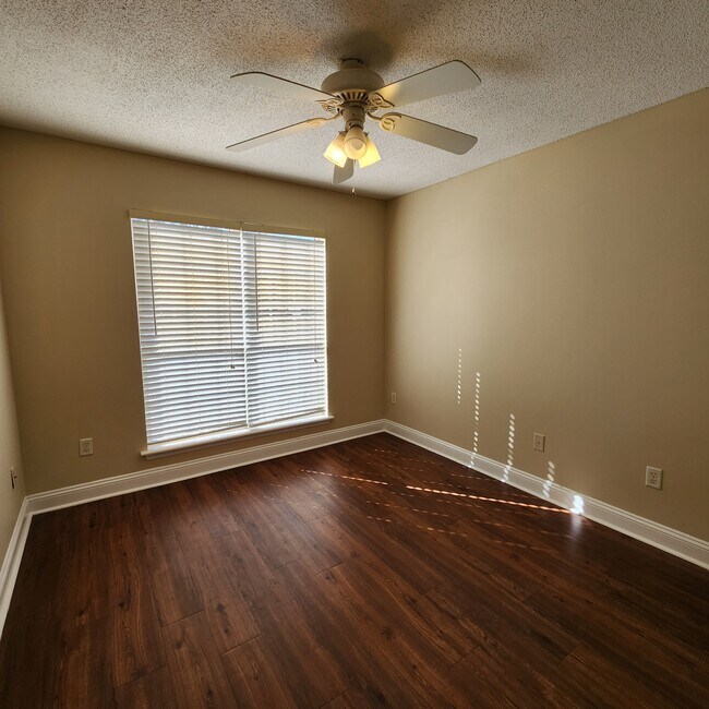 Building Photo - 3631 Club Dr