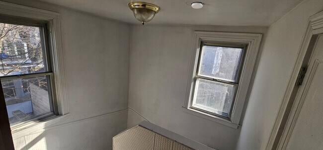 Building Photo - 123 Scott St