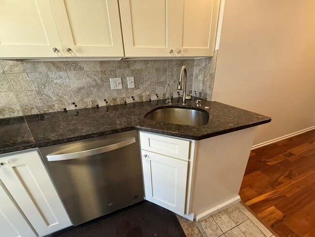 Building Photo - 1082 Greenhills Dr