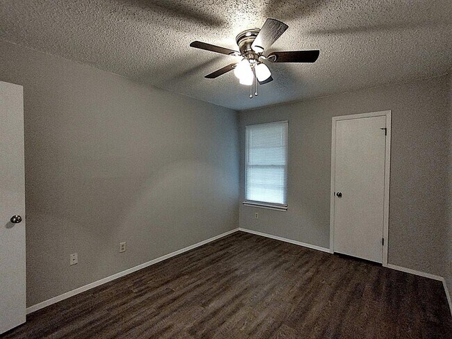 Building Photo - 1620 W Braker Ln