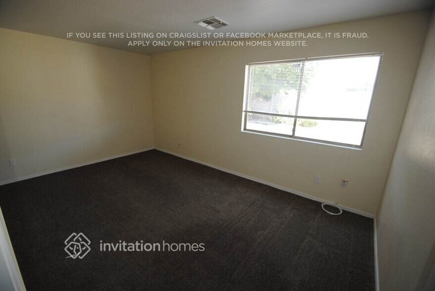 Building Photo - 9426 E Juanita Ave