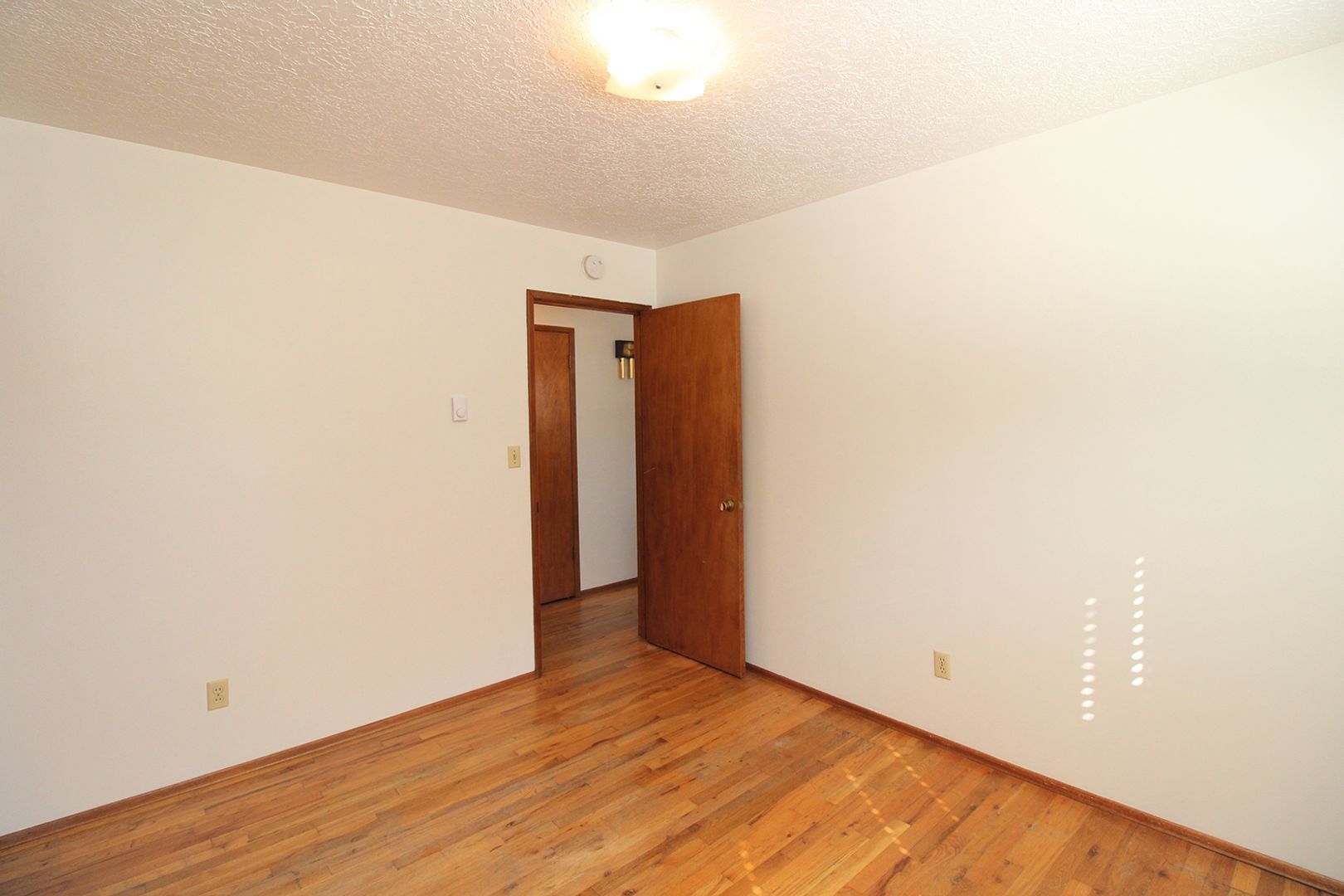 Building Photo - 631-631 NE 74th Ave