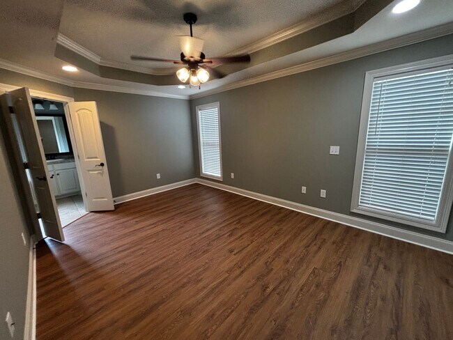 Building Photo - 990 Clubhouse Dr