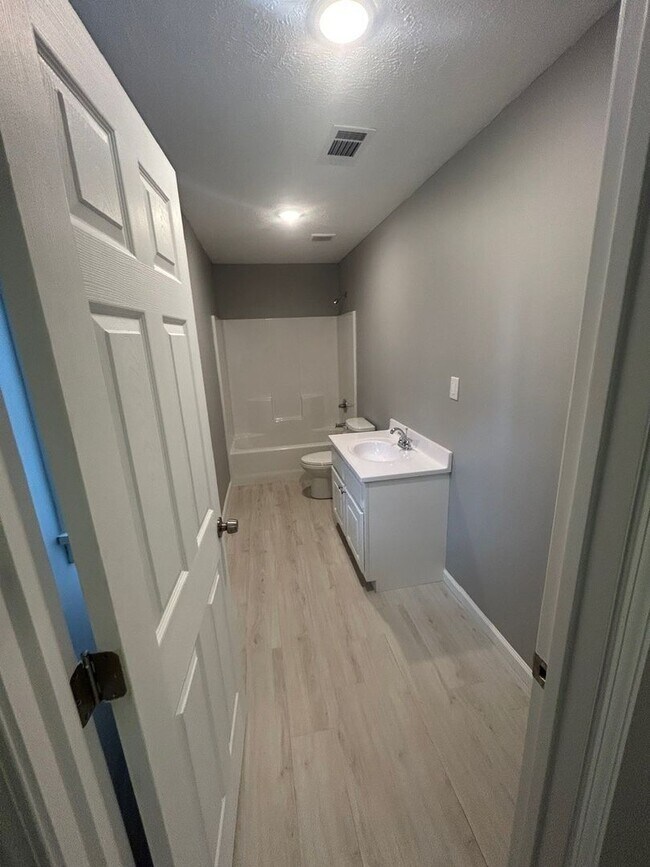 Building Photo - 204 Eastcrest Dr