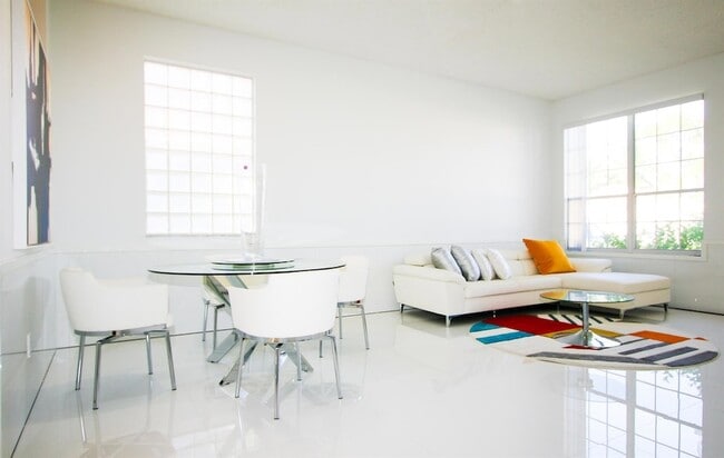 Building Photo - 661 Lake Wellington Dr