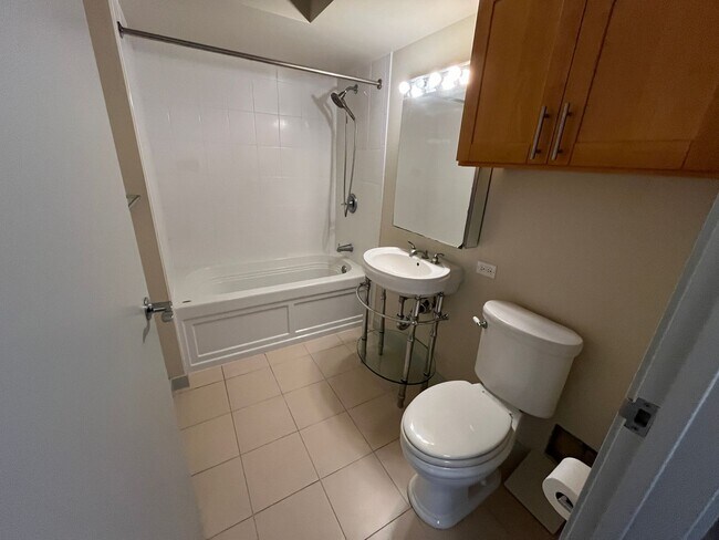 Building Photo - Moana Pacific (Honolulu/Ala Moana) 2 bedroom + den with central AC and 2 covered parking