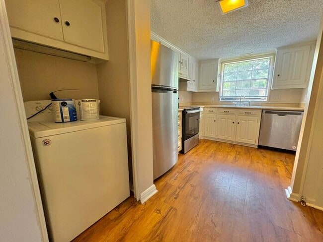 Building Photo - Available Now! Beautiful 3 bedroom 2.5 bat...