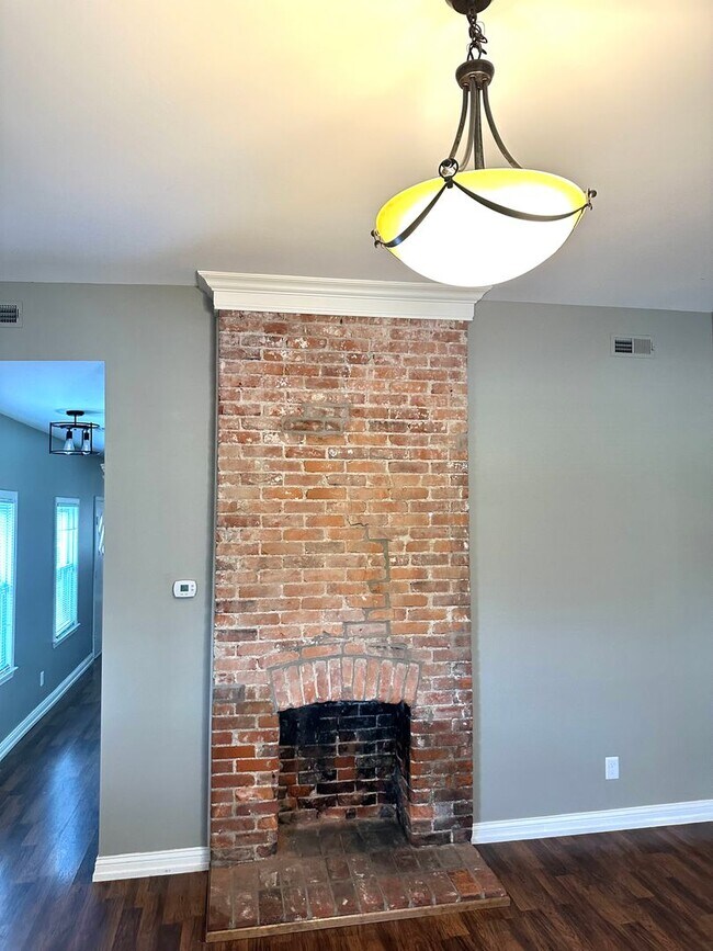 Building Photo - Renovated Germantown House in Great Location