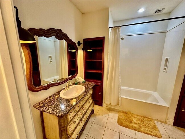 Building Photo - Prime Location 4 Bedroom 3 1/2 bath 2 garages!