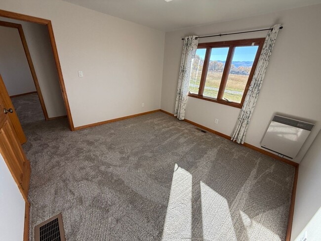 Building Photo - 3 Bed 2 Bath Large Semi-Rural Modern Beautiful Home