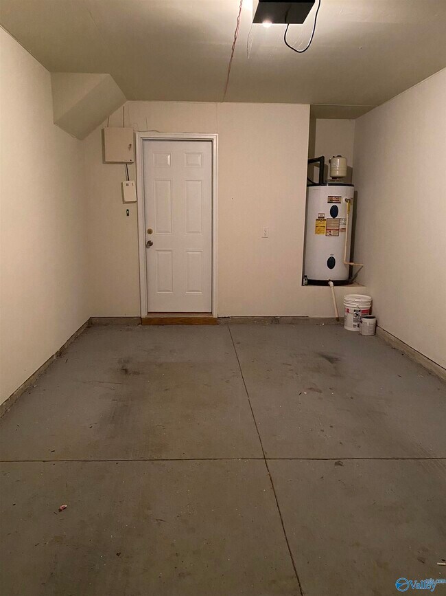 Building Photo - 3071 Lakeland Dr SW