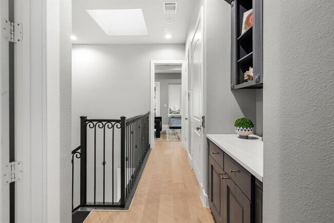 Building Photo - 1529 Barton Springs Rd