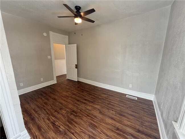 Building Photo - 306 E Wallace Ave