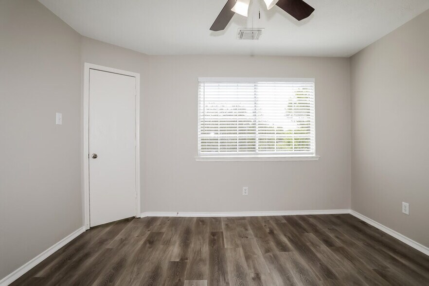 Building Photo - 33103 Cottonwood Bend