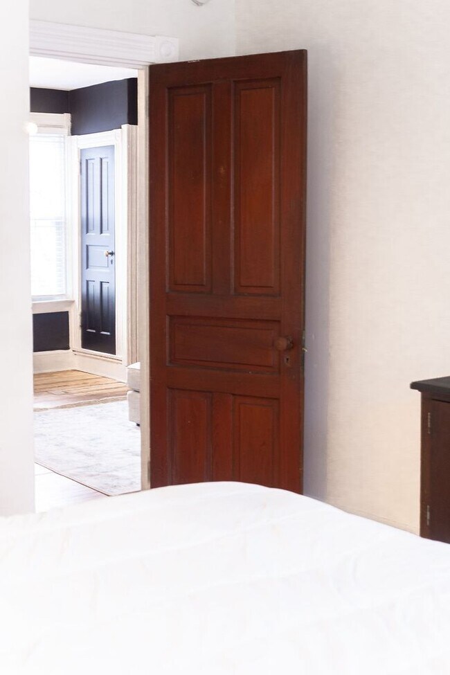 Building Photo - 220 W Chestnut St