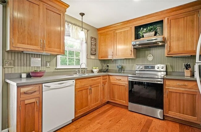 Building Photo - 3 Mary Dr