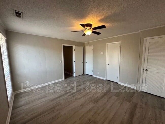 Building Photo - 5850 Century Oaks Dr