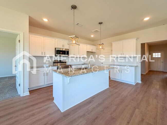 Building Photo - Southern Charm Meets Contemporary Style in Tuscaloosa! Sign a 13-month lease by 5/15/2026 and rec...