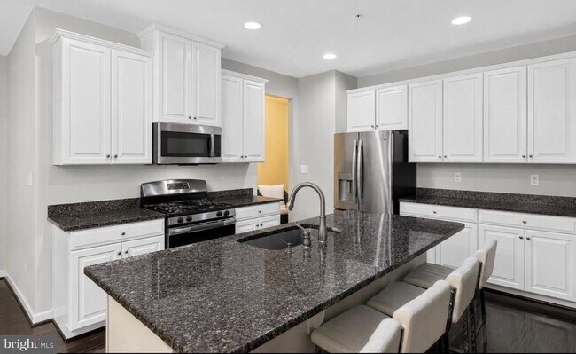 Building Photo - 728 Falcon Ln
