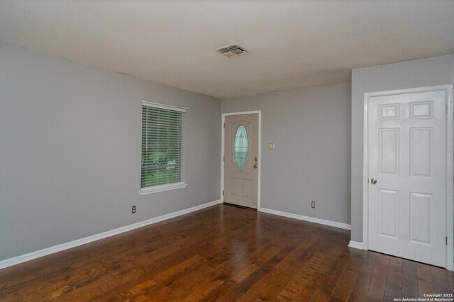 Building Photo - 209 Brenda Dr