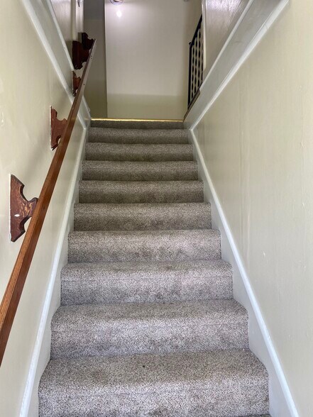 Entry Stairs - 107 Jackson St